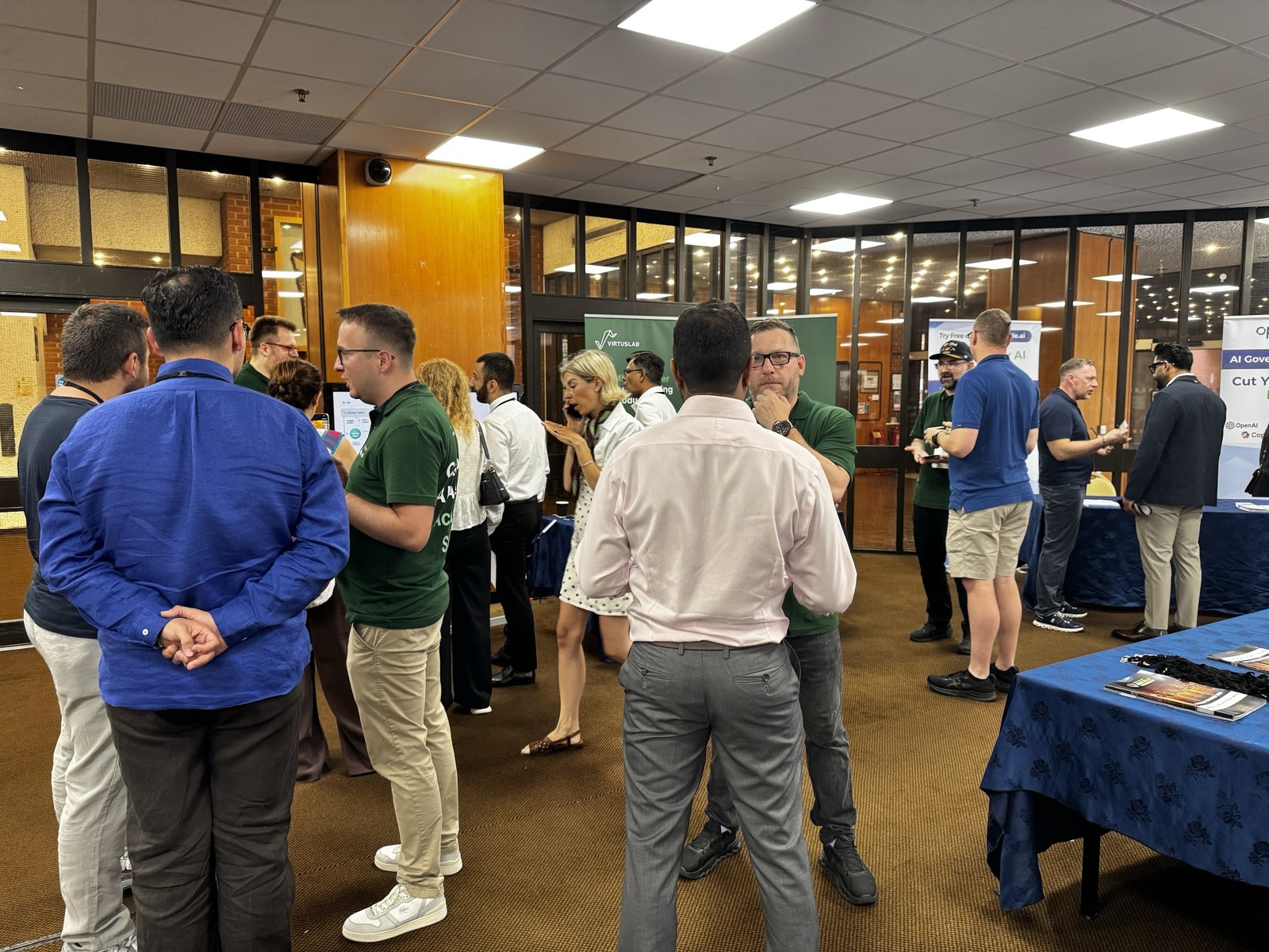 Stoisko VirtusLab na AI World Congress w Londynie, zespół rozmawia z uczestnikami na expo.